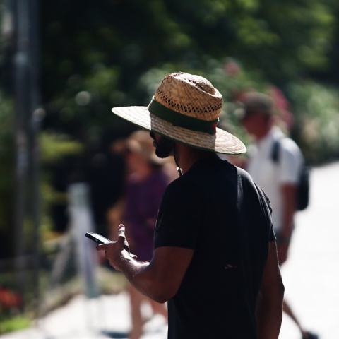 Άτομο με καπέλο προστατεύεται από τις υψηλές θερμοκρασίες