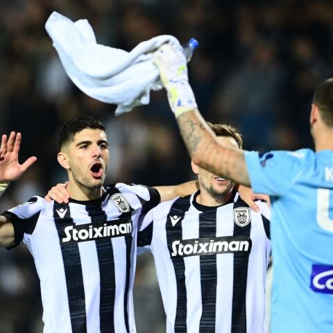 Παίκτες του ΠΑΟΚ πανηγυρίζουν τη νίκη του Ολυμπιακού