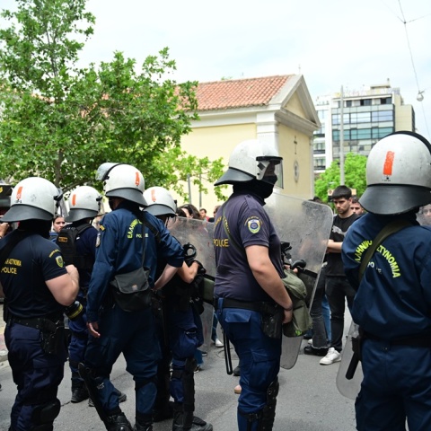 Αστυνομικοί έξω από τη Νομική Αθηνών