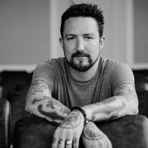 Frank Turner: Το νέο του άλμπουμ «Undefeated» κυκλοφορεί από την Xtra Mile Recordings
