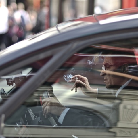 Άτομο που καπνίζει ενώ οδηγεί αυτοκίνητο