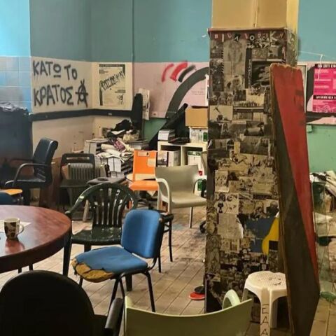 Εκκένωση κατάληψης στη Νομική Αθηνών: Τι βρήκαν οι αστυνομικοί κατά τη διάρκεια της επιχείρησης - Ξένοι ανάμεσα στους 28 συλληφθέντες.