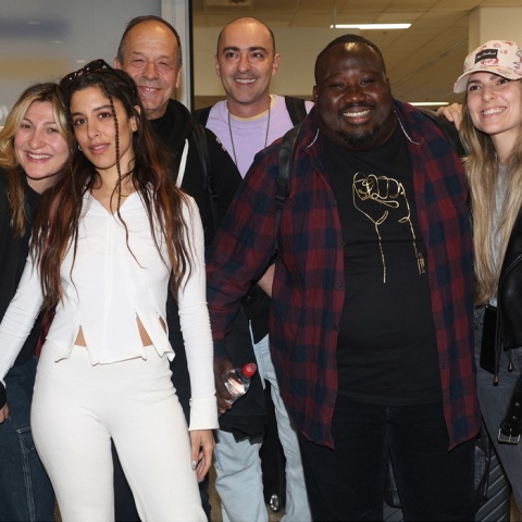 Η Μαρίνα Σάττι, ο Ζερόμ Καλούτα, ο Θανάσης Αλευράς, ο Φωκάς Ευαγγελινός και οι χορευτές της ελληνικής αποστολής στην Eurovision 2024 κατά την επιστροφή τους στο αεροδρόμιο «Ελευθέριος Βενιζέλος»