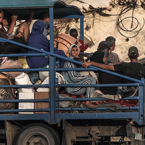 Πολίτες φεύγουν από τη Ράφα