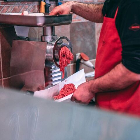 Λάρισα: Πελάτισσα κρεοπωλείου βρήκε μολύβδινα σκάγια στον κιμά που αγόρασε - Πιθανότατα από κυνηγετικό όπλο - Το χρονικό του περιστατικού.