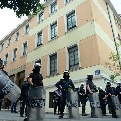 Αστυνομικοί έξω από τη ΝΟμική Αθηνών