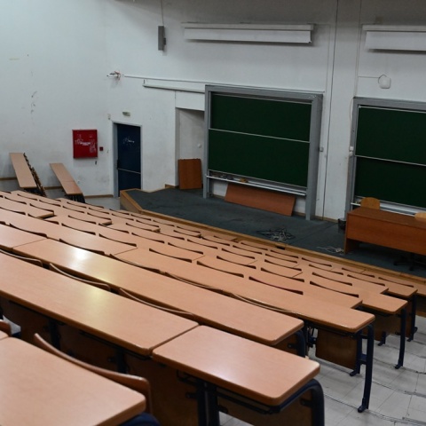 Άδεια φοιτητικά έδρανα 