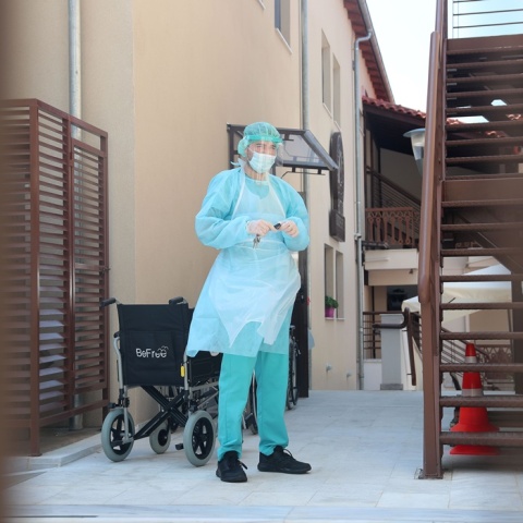 Άτομο της ιατρικής κοινότητας με μάσκα και γάντια προστασίας από τον κορωνοϊο σε οίκο ευγηρίας