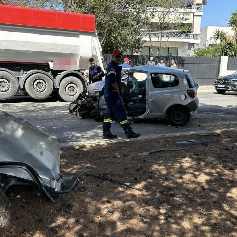 Τα συντρίμμια του αυτοκινήτου στο οποίο βρήκε τραγικό θάνατο ο 37χρονος οδηγός στο Καβούρι