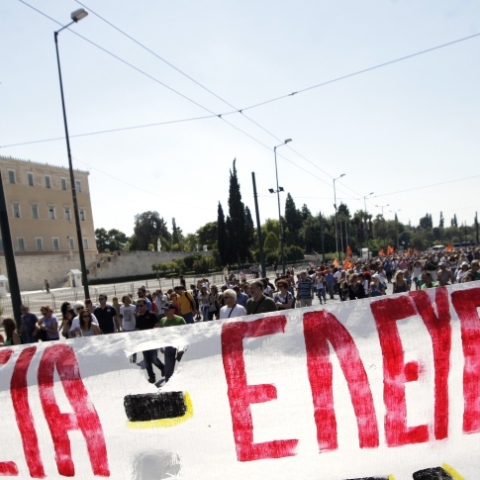 Δημοσκόπηση MRB: «Ψωμί - Παιδεία - Ελευθερία» ή «Πατρίς - Θρησκεία - Οικογένεια»