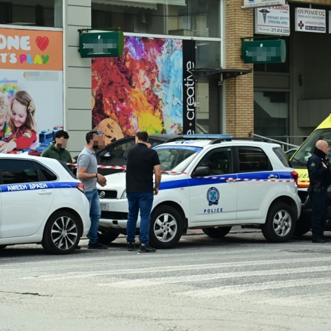 Περιπολικά και ΕΚΑΒ στο σημείο όπου διαπράχθηκε η γυναικοκτονία με θύμα μία 40χρονη γυναίκα στο Μενίδι