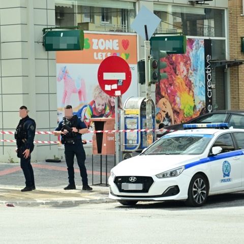 Αστυνομικοί στο σημείο της γυναικοκτονίας στο Μενίδι