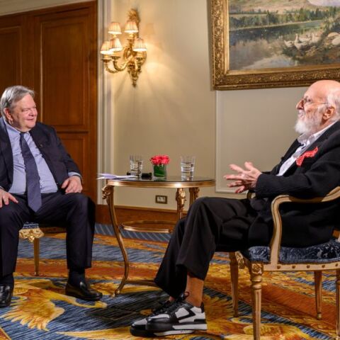 «Η καμπύλη της Μεταπολίτευσης»: Ο Διονύσης Σαββόπουλος συζητά με τον Ευάγγελο Βενιζέλο στο συνέδριο του Κύκλου Ιδεών.