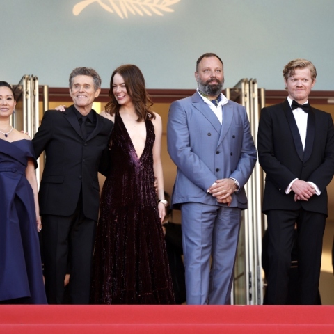 Ο Γιώργος Λάνθιμος και οι πρωταγωνιστές του στην πρεμιέρα της νέας τους ταινίας στις Κάννες