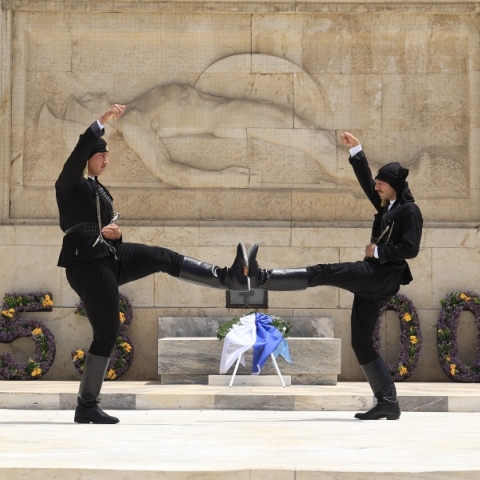 Γενοκτονία Ποντίων: Οι Εύζωνες φόρεσαν ποντιακές φορεσιές