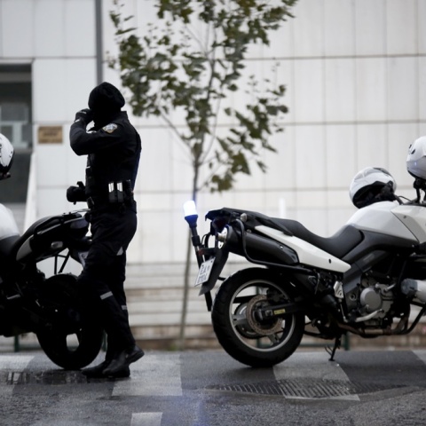 Αστυνομίκος δίπλα σε μηχανή της ΕΛ.ΑΣ. έξω από το κτίριο του Εφετείου Αθηνών