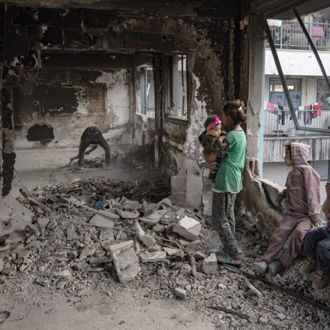 Παιδιά με τις μητέρες τους μέσα σε βομβαρδισμένο σπίτι στη Γάζα