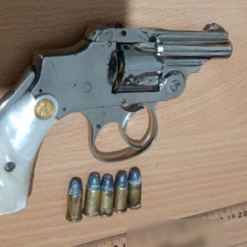 Κολωνός: Συνελήφθη 17χρονος με γεμάτο περίστροφο - Συνελήφθη και ο πατέρας του για παραμέληση εποπτείας ανηλίκου.