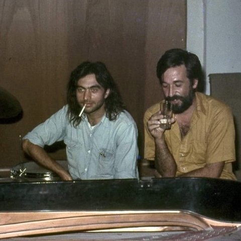 Αργύρης Μπακιρτζής - Χειμερινοί Κολυμβητές: Η ιστορία του επιδραστικού λαϊκού συγκροτήματος από το 1979 μέχρι σήμερα.