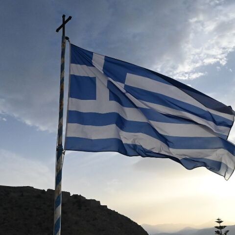 Ρόδος: Δύο νεαροί αλλοδαποί αποπειράθηκαν να αφαιρέσουν την ελληνική σημαία από το κτίριο της υποδιεύθυνσης Ασφαλείας - Κατηγορούνται για προσβολή συμβόλων