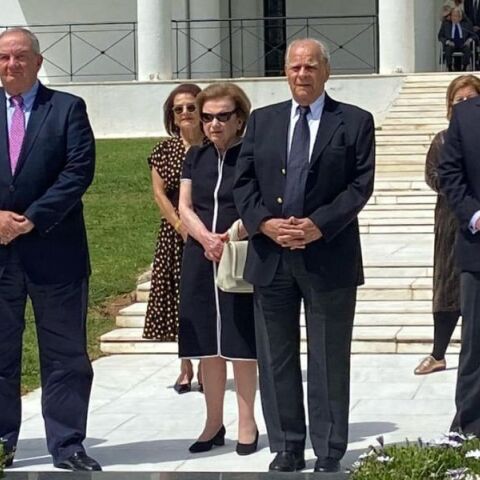 Η οικογένεια και στενοί συνεργάτες του Κωνσταντίνου Καραμανλή τίμησαν τη μνήμη του στο μνημόσυνο που πραγματοποιήθηκε στο «Ίδρυμα Κωνσταντίνος Καραμανλής»