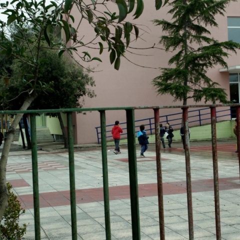 Κηφισιά: Πόρτα δημοτικού σχολείου καταπλάκωσε 3 μαθητές