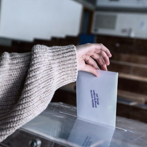 Φοιτήτρια με το ψηφοδέλτιο στο χέρι