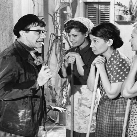 Σινεμά: Ο Γιώργος Φλωράκης γράφει για το βιβλίο «Μια ιστορία του ελληνικού κινηματογράφου» του Βρασίδα Καραλή (εκδόσεις Δώμα).