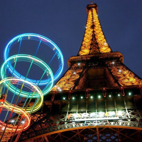 Οι Ολυμπιακοί Κύκλοι ως neon φώτα κάτω από τον Πύργο του Άιφελ