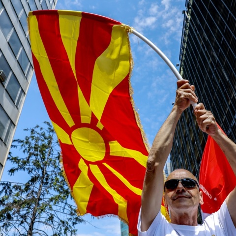 Άτομο κρατά τη σημαία της Βόρειας Μακεδονιας