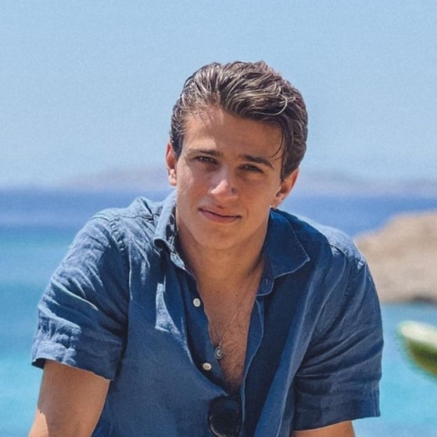 Ο Νικόλας Χαλκιαδάκης μας ξεναγεί στη δική του Αθήνα