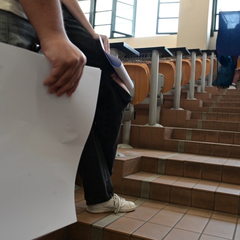 Φοιτητές με τα ψηφοδέλτια ανά χείρας αναμένουν τη σειρά τους για να μπουν στο παραβάν