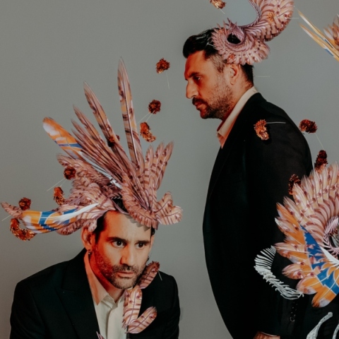 Ο Οδυσσέας Παπασπηλιόπουλος και ο Γιώργος Χρυσοστόμου στους αριστοφανικούς "Όρνιθες" σε σκηνοθεσία Άρη Μπινιάρη