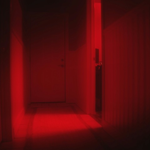Δωμάτιο με κόκκινο φωτισμό που συνειρημικά μας οδηγεί σε οίκο ανοχής