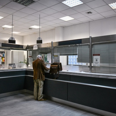 Άτομο στον γκισέ της ΔΟΥ Χαλκίδας