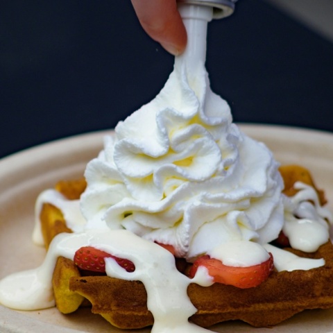 Σαντιγί πάνω σε βάφλα με φράουλες