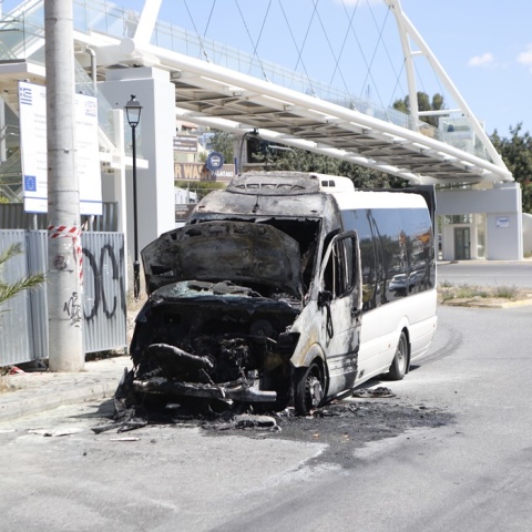 Εικόνα μετά τη φωτιά σε τουριστικό λεωφορείο στο Χαϊδάρι