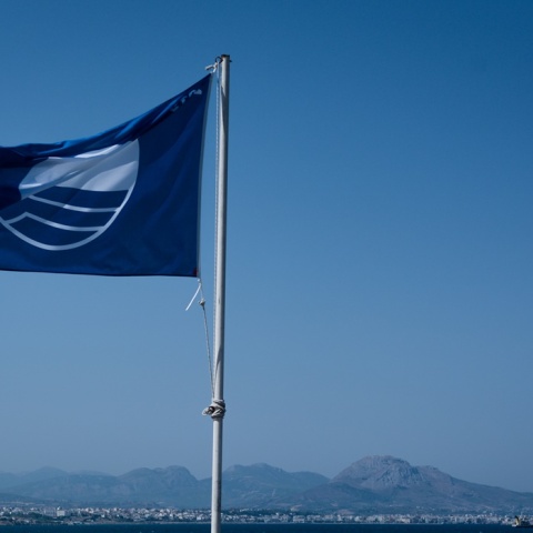 Η Γαλάζια Σημαία κυματίζει στον ιστό παραλίας