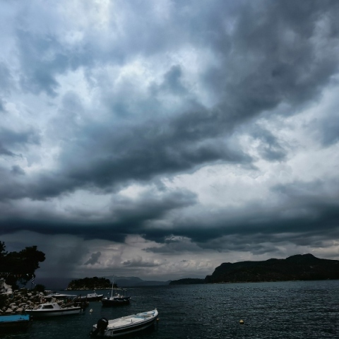 Καιρός: Βροχές και ζέστη την Πέμπτη