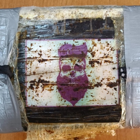 Συσκευασία με κοκαΐνη που βρέθηκε σε κοντέινερ με γαρίδες στον Πειραιά