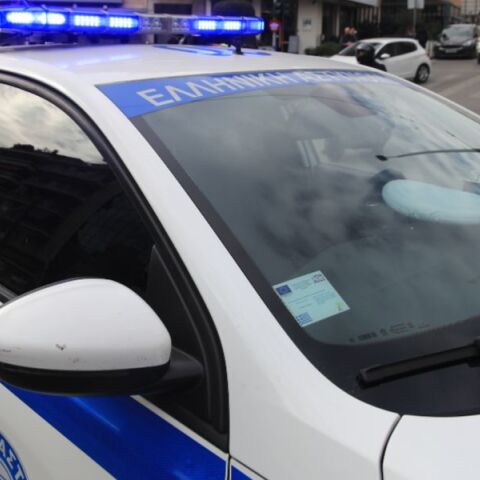 Κρήτη: Ξυλοδαρμός 29χρονης οδηγού στη Χερσόνησο επειδή ξέχασε να βάλει χειρόφρενο στο αυτοκίνητό της - 34χρονος Ολλανδός ο δράστης.