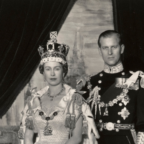 Η Βασίλισσα Ελισάβετ με τον πρίγκιπα Φίλιππο σε επίσημο πορτραίτο του Cecil Beaton, από την ημέρα της στέψης της, το 1953. 