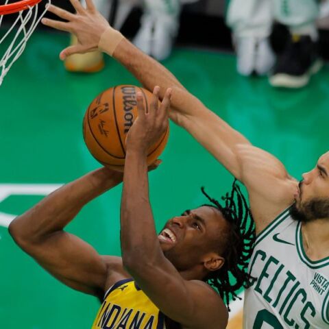 NBA: Πέισερς - Σέλτικς 111-114 - Έγινε το 3-0 στη σειρά των τελικών της Ανατολής - Η ομάδα της Βοστόνης χρειάζεται μια νίκη για να φτάσει στον τελικό.