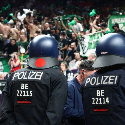 Final Four 2024: Συμπλοκές οπαδών Παναθηναϊκού και Ολυμπιακού στο Βερολίνο λίγο πριν τον τελικό της Euroleague - Πώς ξέσπασαν τα επεισόδια.