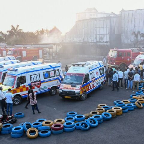 Ινδία: Τουλάχιστον 24 νεκροί, ανάμεσά τους πολλά παιδιά, από φωτιά που ξέσπασε σε παιχνιδότοπο - Σε εξέλιξη οι επιχειρήσεις διάσωσης.