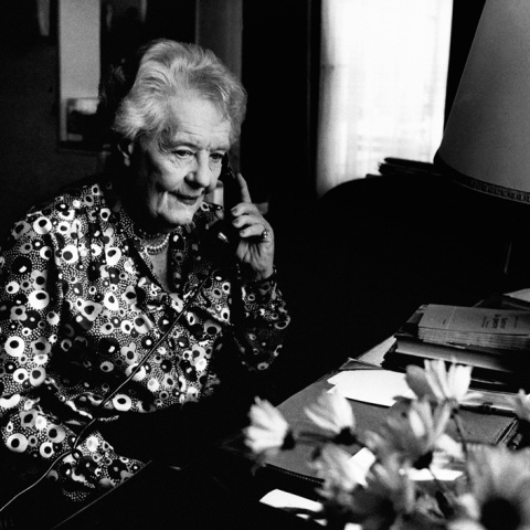 Η Λουίζ Βάις στο γραφείο της μιλάει στο τηλέφωνο