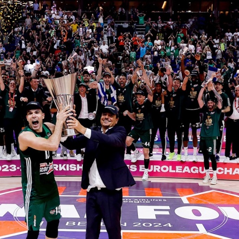 Πανηγυρισμοί με την κούπα μετά τη νίκη του Παναθηναϊκού στην Euroleague