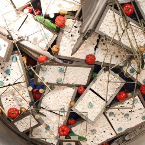 Όταν η τέχνη εμπνέεται από την ιστορία: Μια πολυδιάστατη εικαστική έκθεση με ετερόκλητα υλικά στον Άλιμο