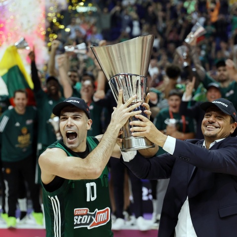 Ο προπονητής του Παναθηναϊκού Εργκίν Αταμάν και ο Κώστας Σλούκας σηκώνουν το τρόπαιο της Euroleague στο Βερολίνο