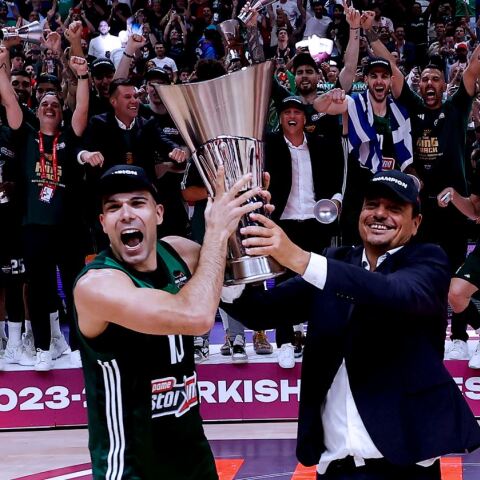 Κώστας Σλούκας και Εργκίν Αταμάν με το τρόπαιο της Ευρωλίγκας